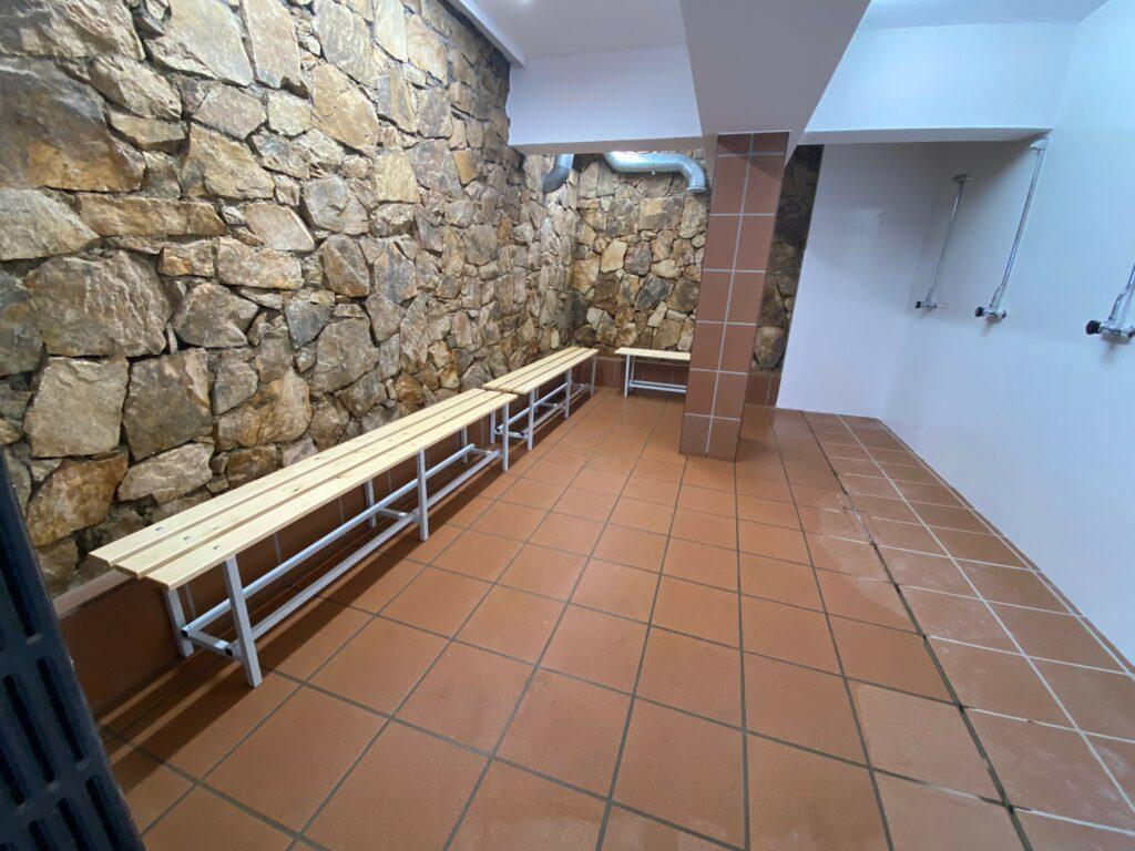 Vestuarios y zona de equipamiento del centro de buceo