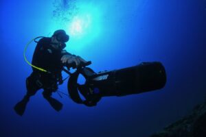 Buceador con DPV scooter submarino explorando Tossa de Mar