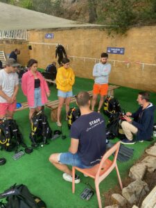 Alumnos del curso PADI Open Water practicando en la Costa Brava