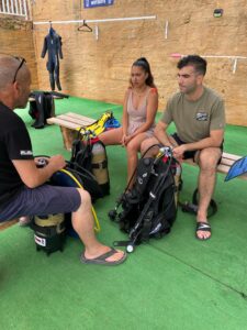 Primera inmersión de bautizo de buceo en las aguas cristalinas de Tossa de Mar