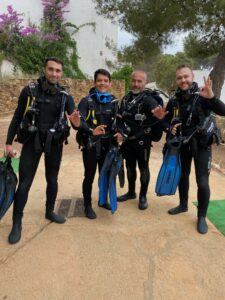 Buceador descubriendo el fondo marino durante su bautizo de buceo en la Costa Brava