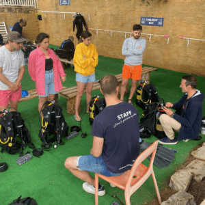 Práctica del curso PADI Open Water Diver en el mar